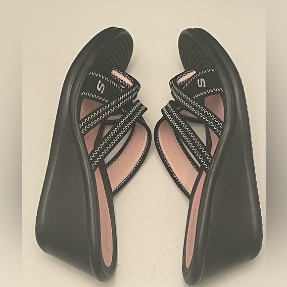 SKECHERS CALI RAMBLERS GO TO GAL WEDGE SANDAL, BLACK & WHITE WOMENS SIZE 8.5 - Picture 2 of 8